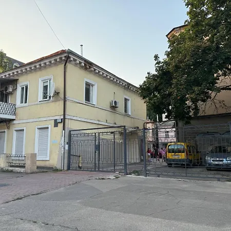 в центре на малой арнаутской